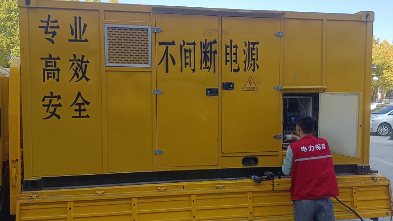 站前柴油发电机组和UPS电源配合使用时，如何避免切换过程中的电力中断？